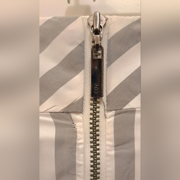 CUE Grey & White Striped Pleated Skirt - Picture 7 of 7